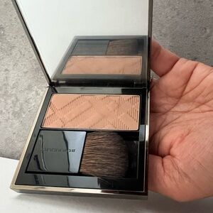 Burberry - Light glow: Earthy Blush